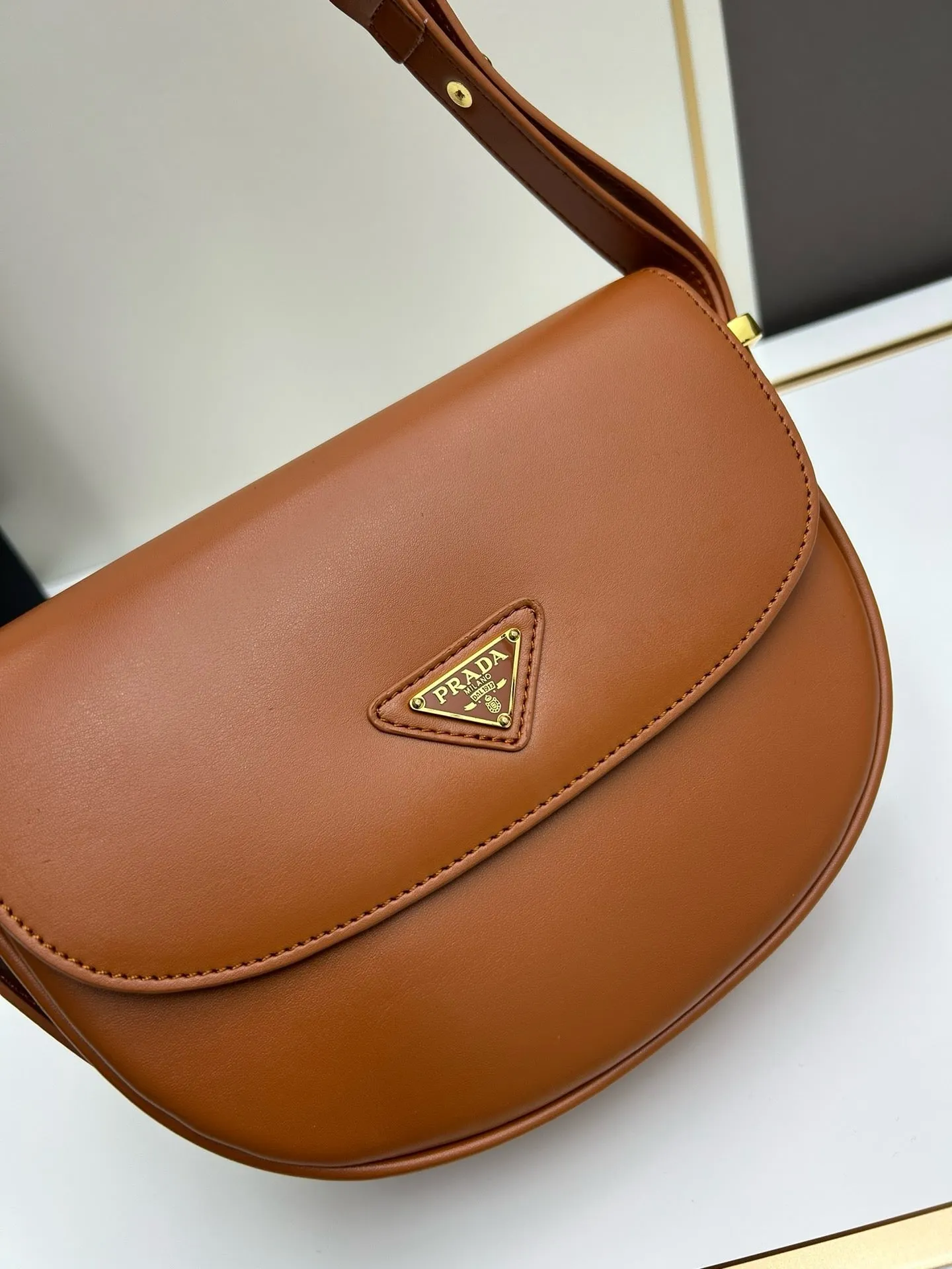 P Arqué Leather Shoulder Bag With Flap
