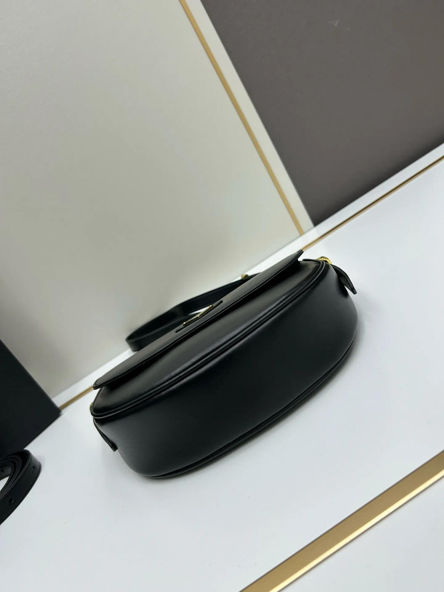 P Arqué Leather Shoulder Bag With Flap