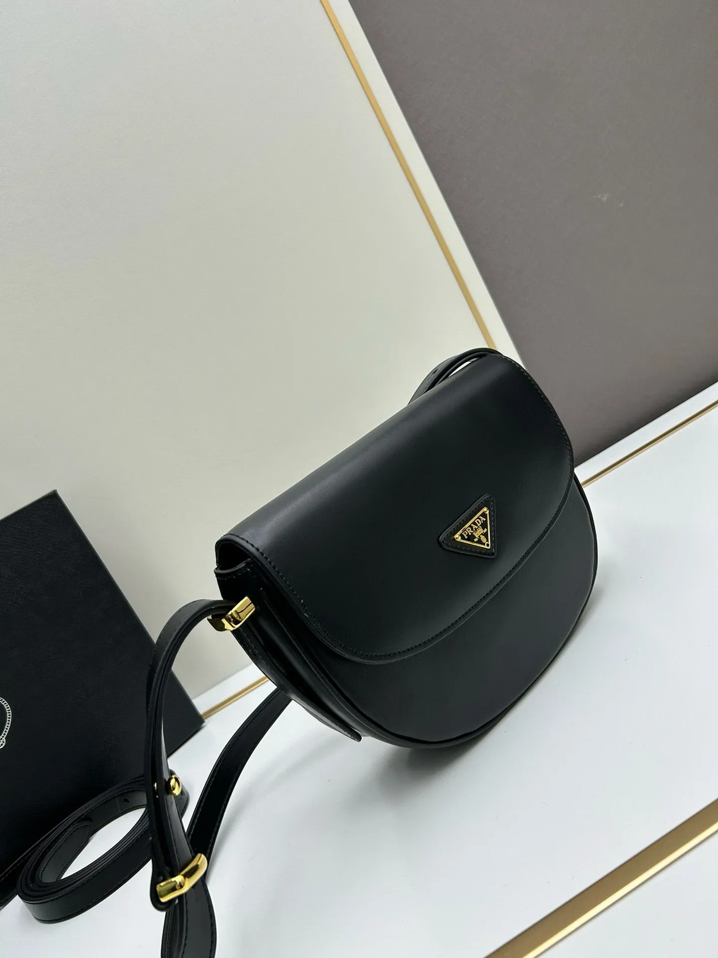 P Arqué Leather Shoulder Bag With Flap