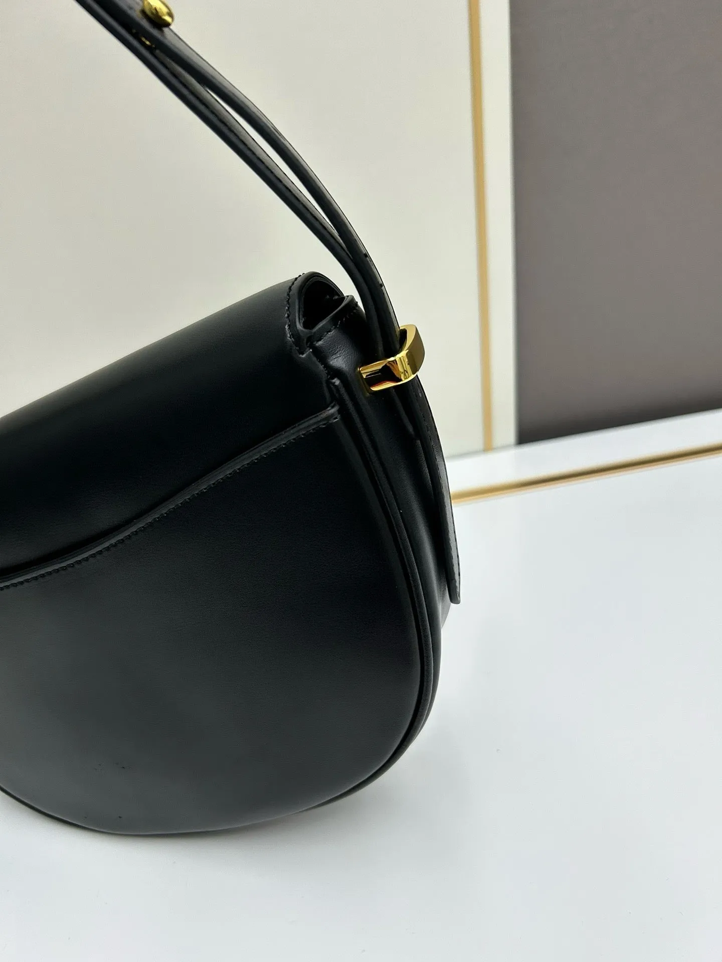 P Arqué Leather Shoulder Bag With Flap