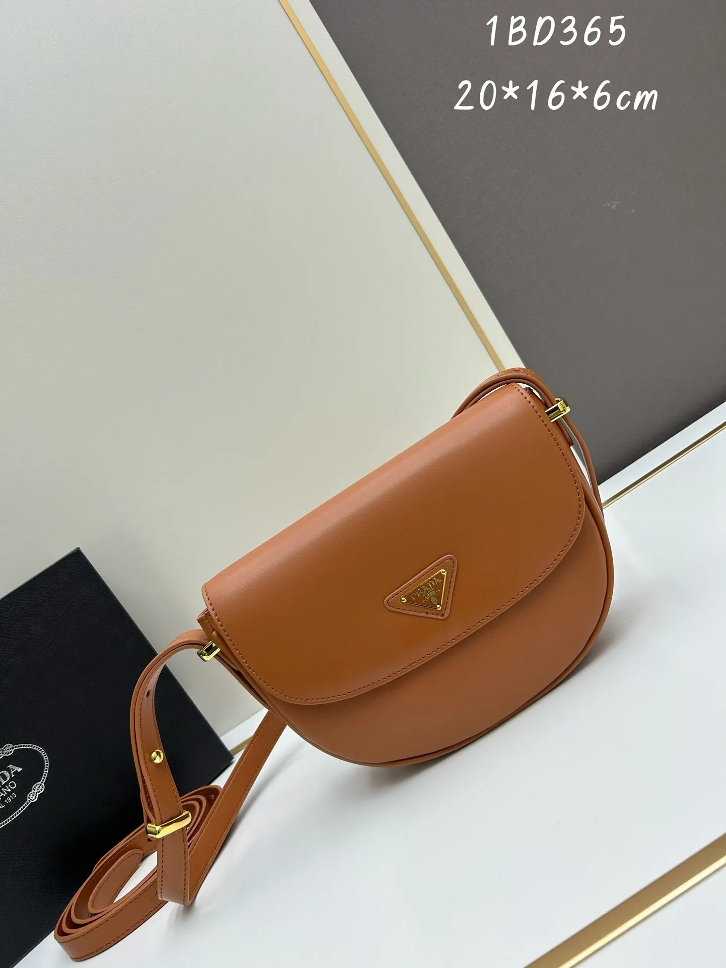 P Arqué Leather Shoulder Bag With Flap