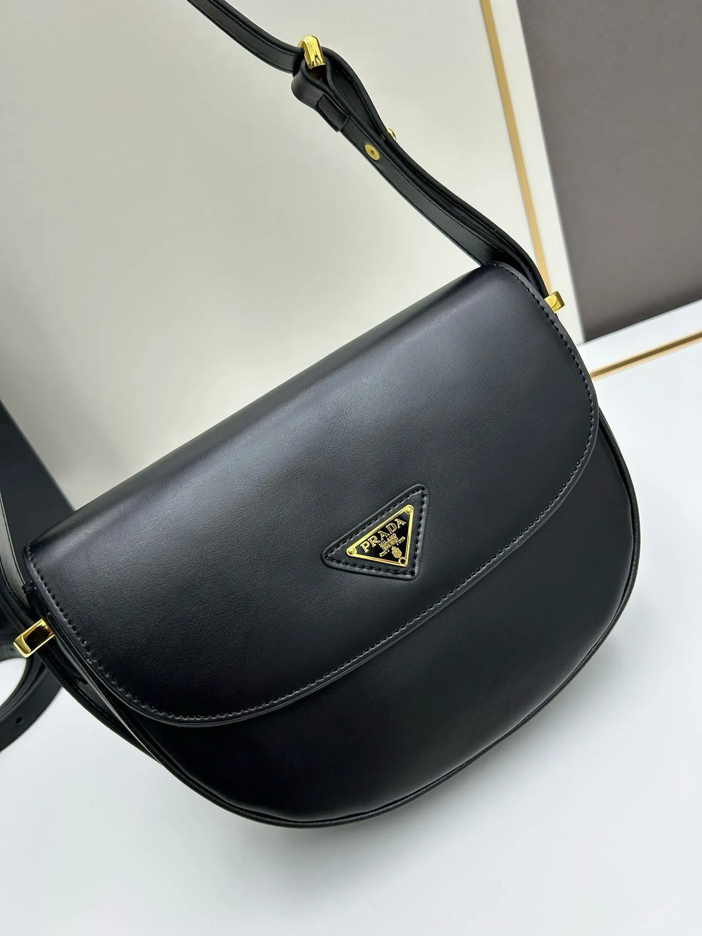 P Arqué Leather Shoulder Bag With Flap
