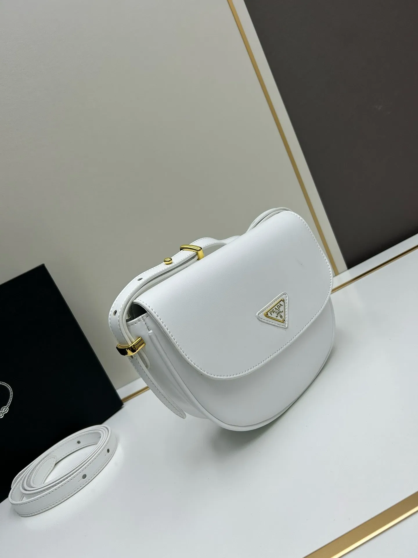 P Arqué Leather Shoulder Bag With Flap