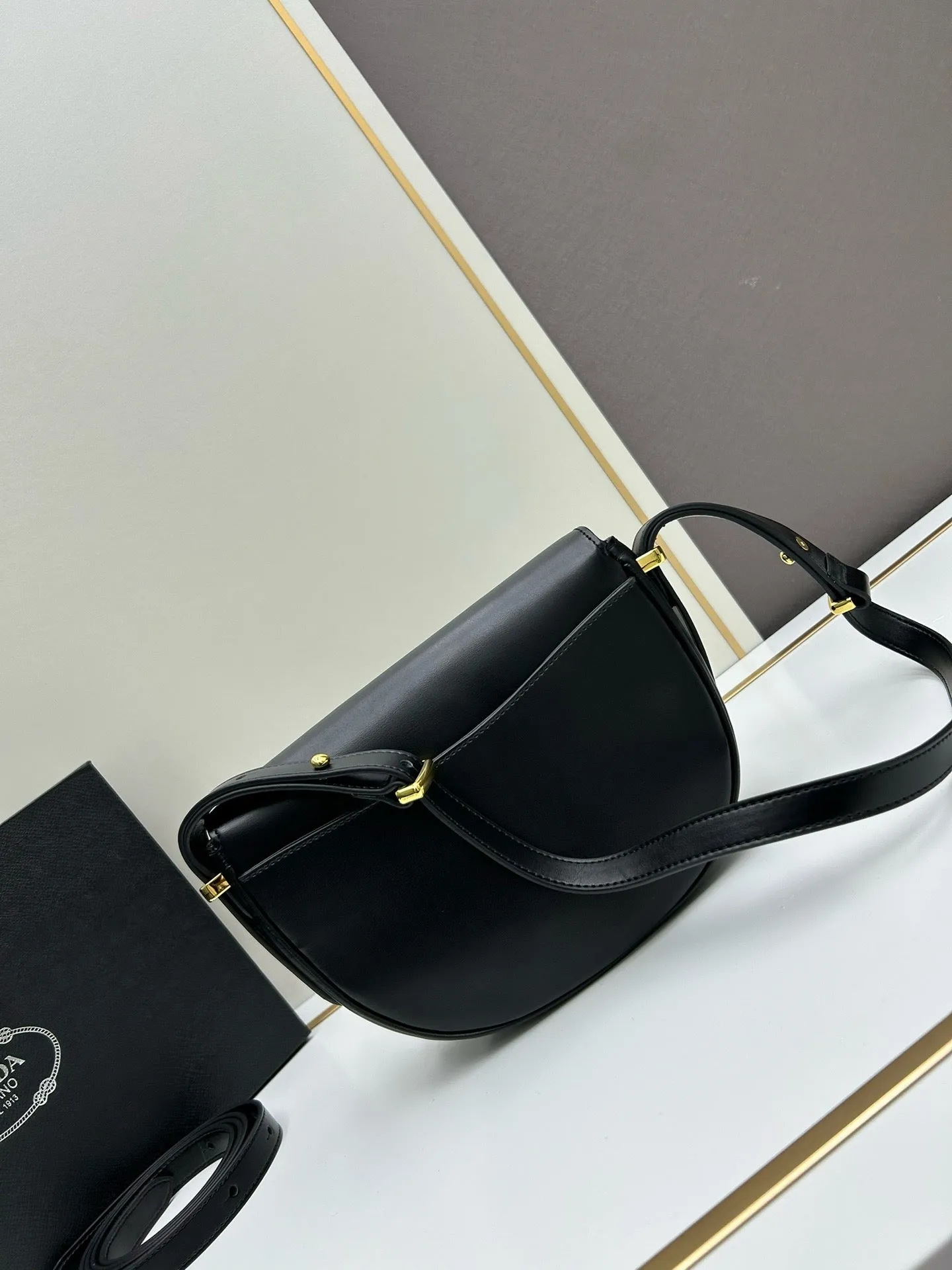 P Arqué Leather Shoulder Bag With Flap