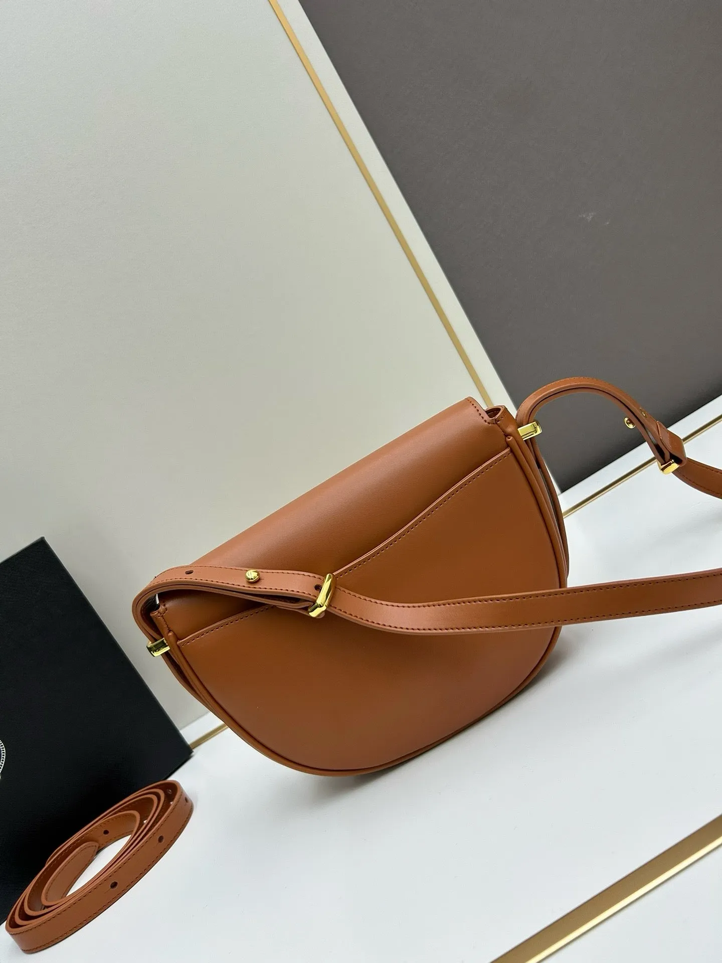 P Arqué Leather Shoulder Bag With Flap
