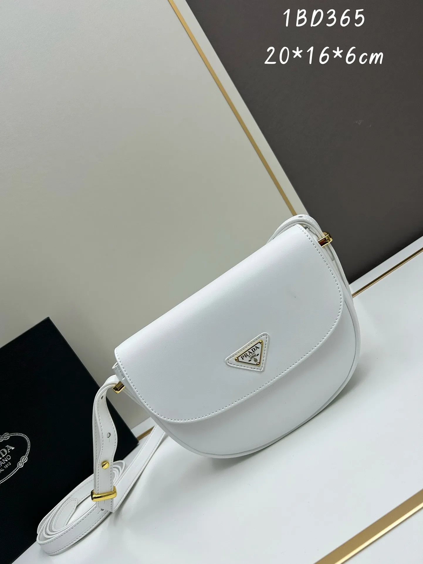 P Arqué Leather Shoulder Bag With Flap