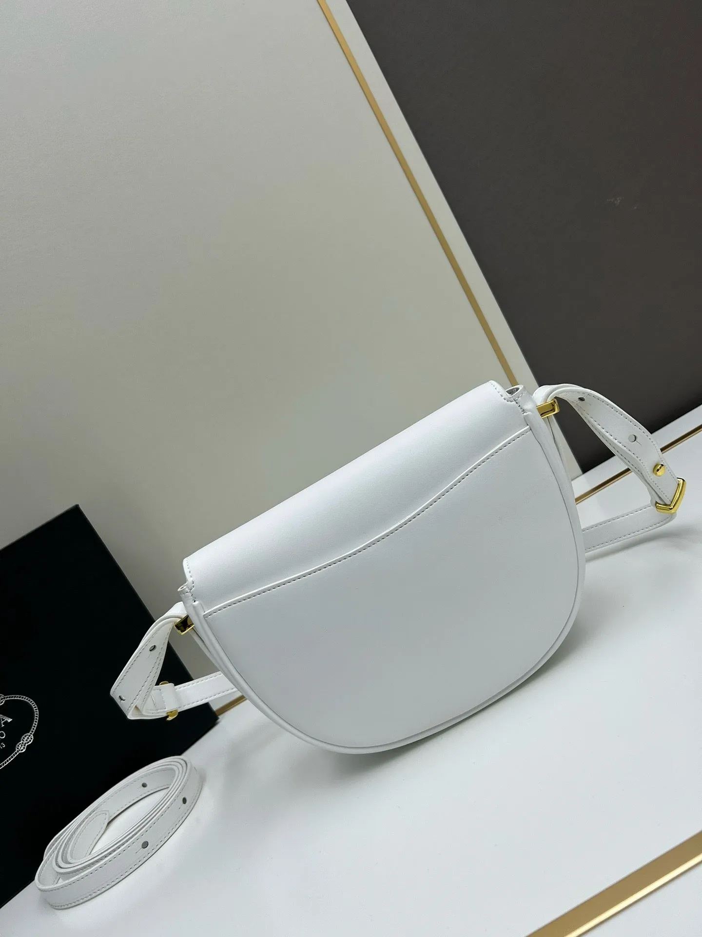 P Arqué Leather Shoulder Bag With Flap