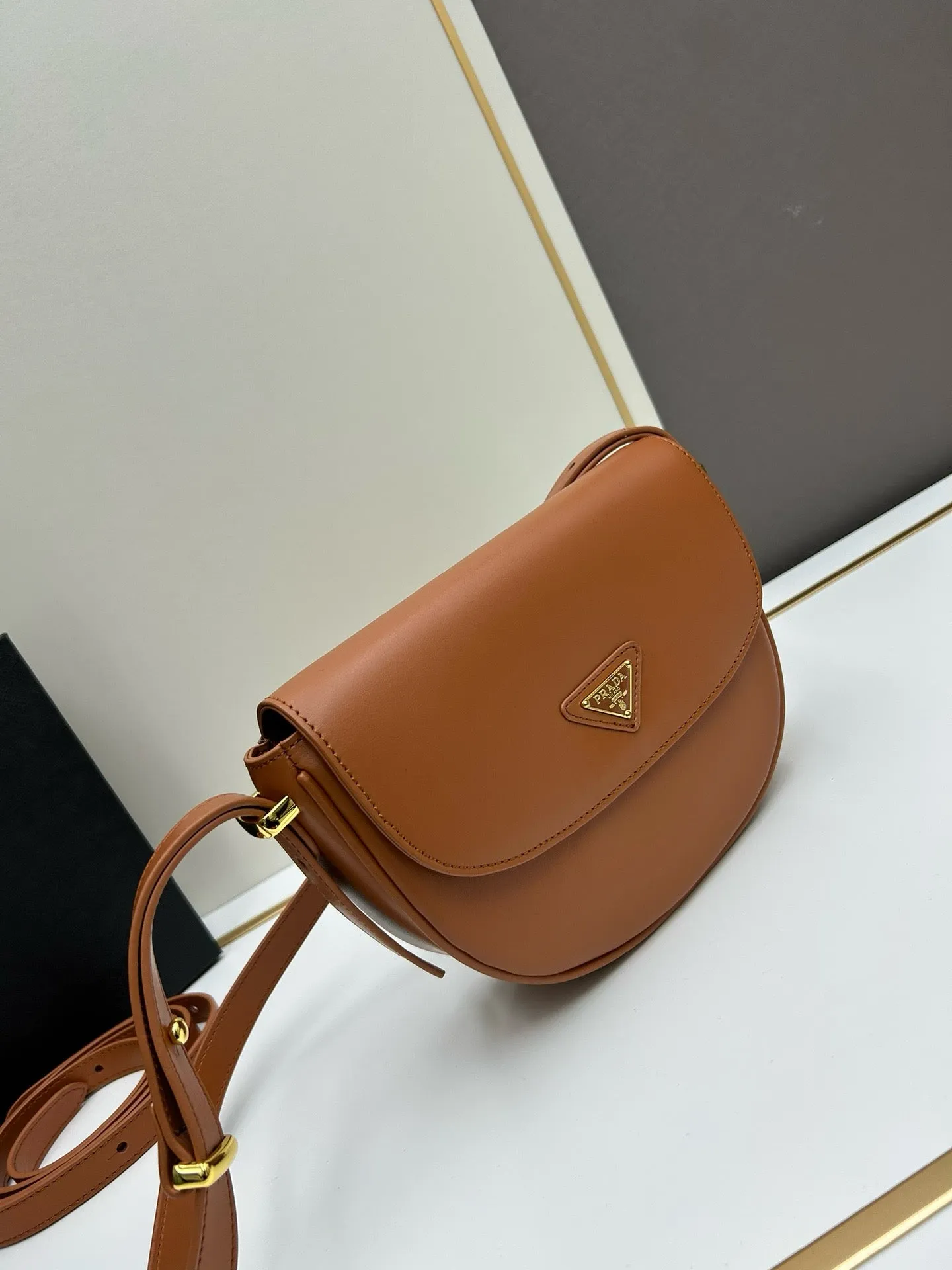 P Arqué Leather Shoulder Bag With Flap